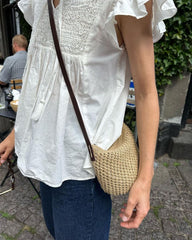 Florence bag med mørk læderrem på dame