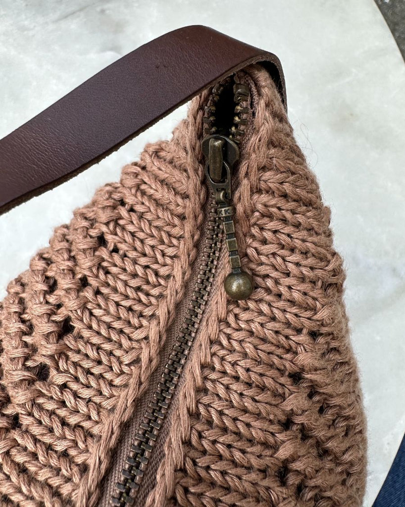 Close up af hasselnød lynlås i florence bag