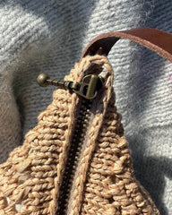 close up af florence bag med lynlås