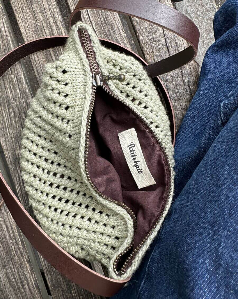 Lys Florence bag med chokoladebrun lynlås