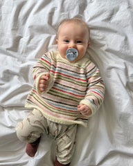 Baby iført gulstribet Frankie Sweater Baby