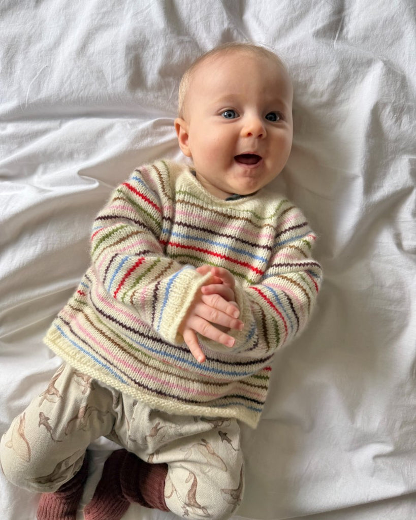Baby iført gulstribet Frankie Sweater Baby