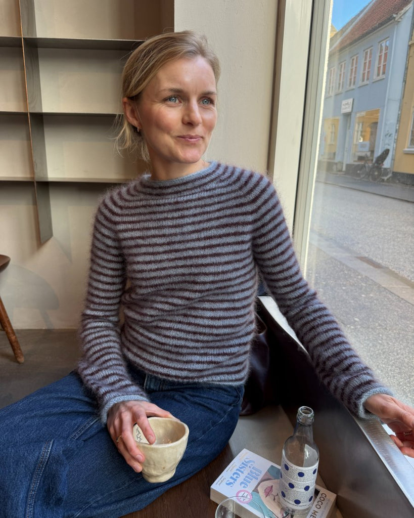 Kvinde iført blå og bordeaux Frankie Blouse