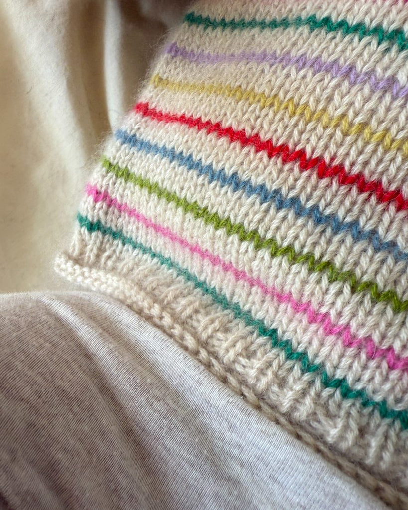 Detaljebillede af mangefarvet Frankie Sweater Baby