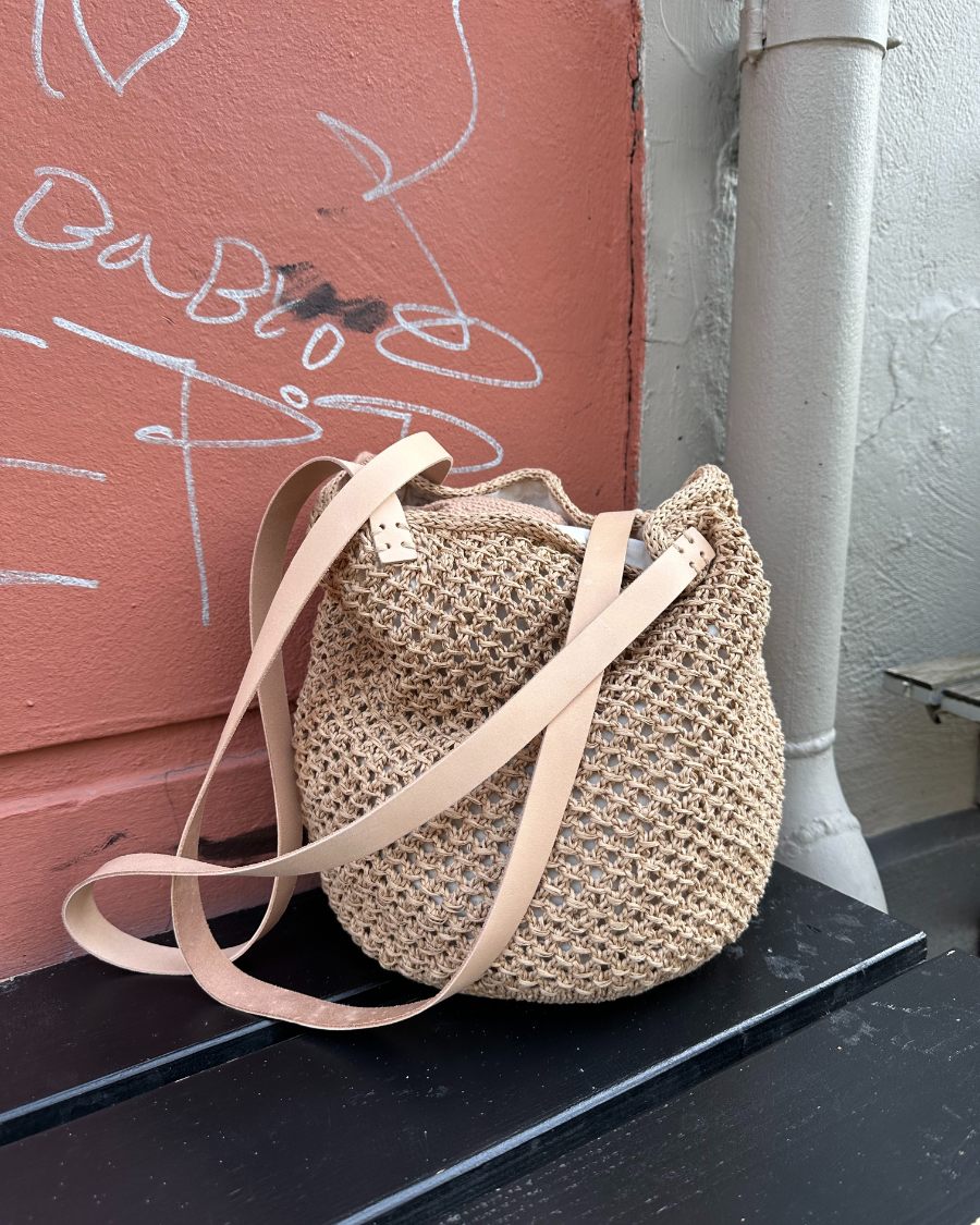 French market bag med på bænk med læderstropper og for med rund bund 80 cm