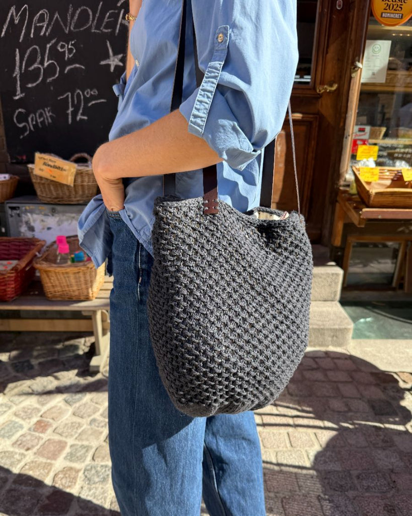 Kvinde med sort French Market Bag