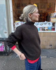 Kvinde iført brun Hannah Sweater O-neck