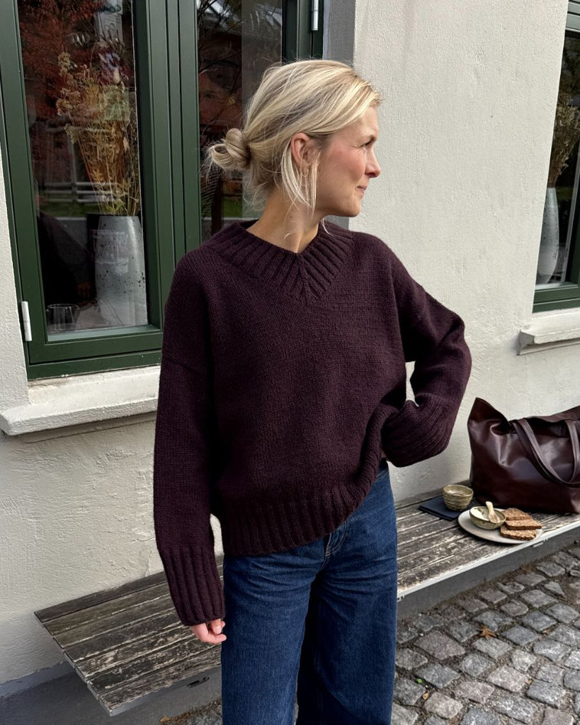 Kvinde iført bordeaux Hannah Sweater V-neck
