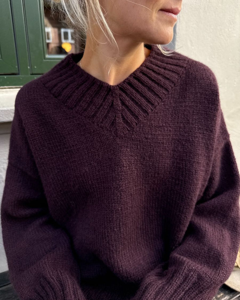 Closeup af halsen på bordeaux Hannah Sweater V-neck