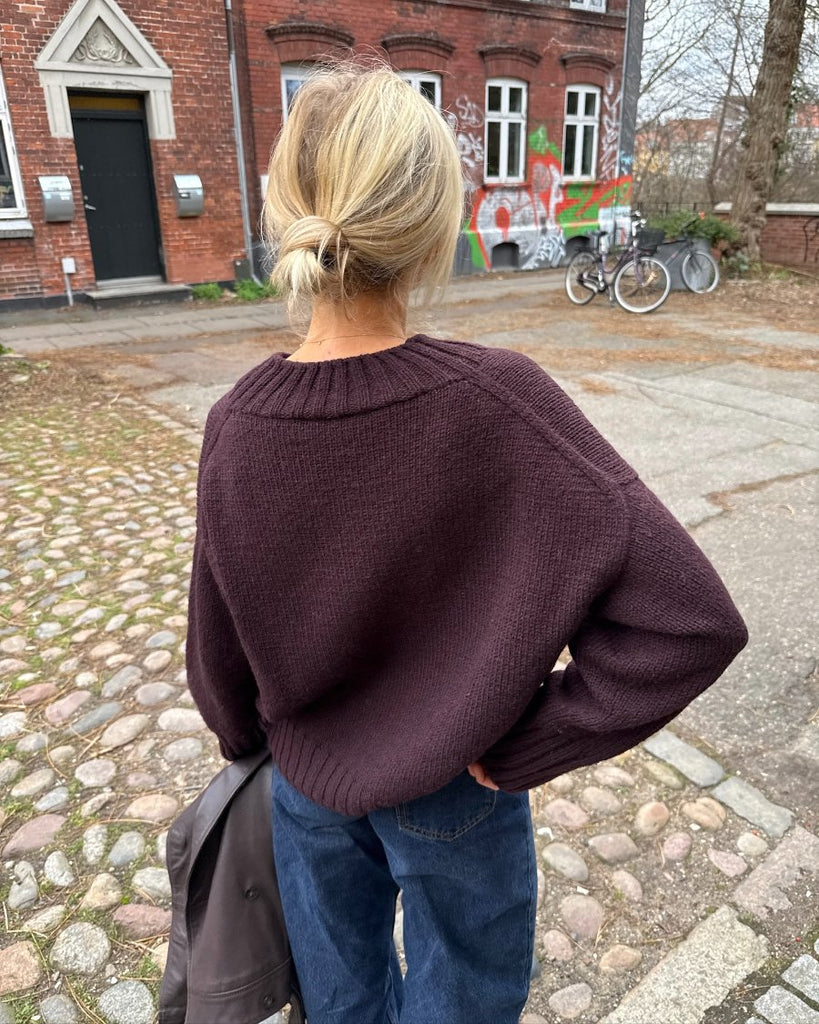 Kvinde iført bordeaux Hannah Sweater V-neck set bagfra