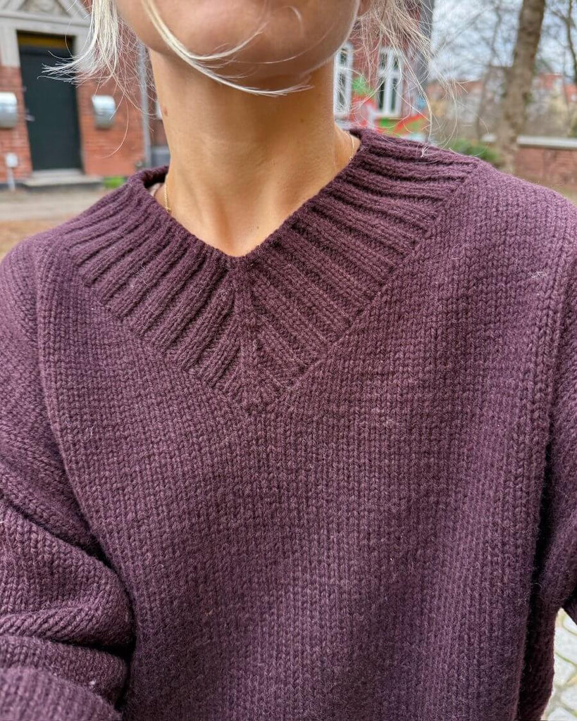 Closeup af kvinde iført bordeaux Hannah Sweater V-neck