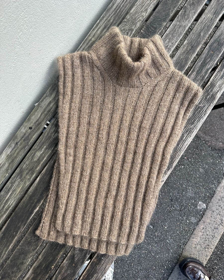 Kvinde iført brun Hazel Neck