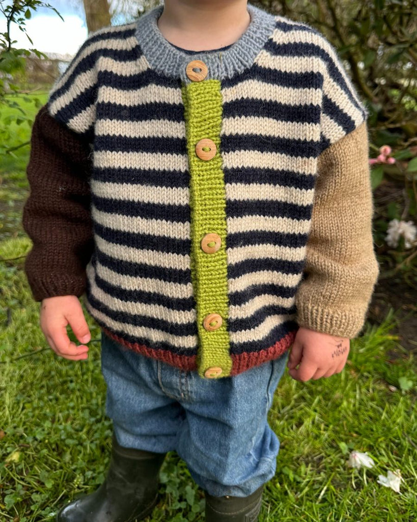 Barn iført flerfarvet Holger Cardigan