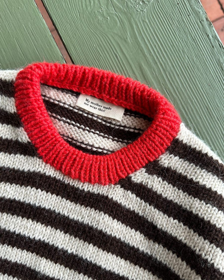 Nærbillede af label med teksten "My mother made me wear this!".