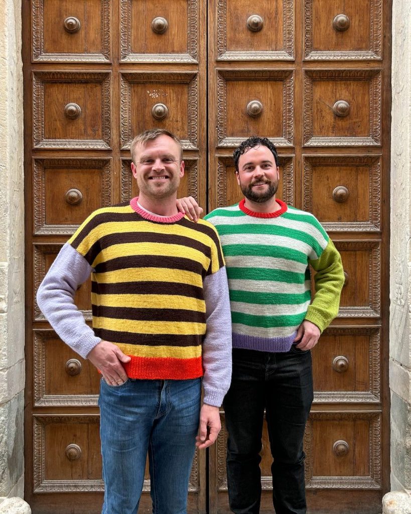 To mænd iført flerfarvede Holger Sweater Man