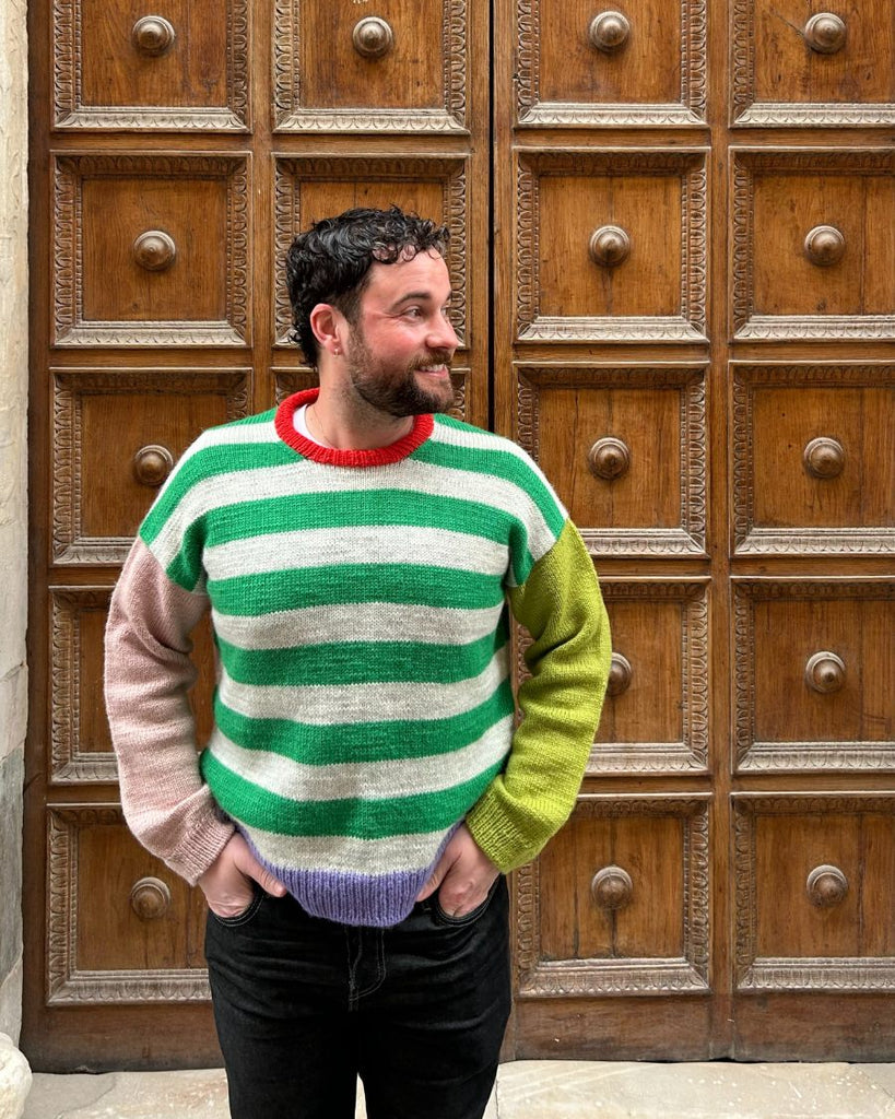 Mand iført flerfarvet Holger Sweater Man