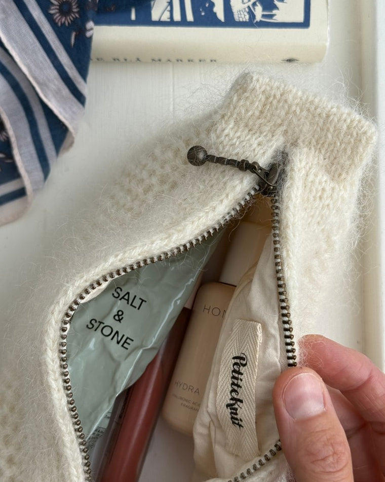 Kvinde siddende med hvid Honey Clutch
