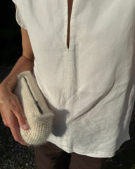 Kvinde med hvid Honey Clutch