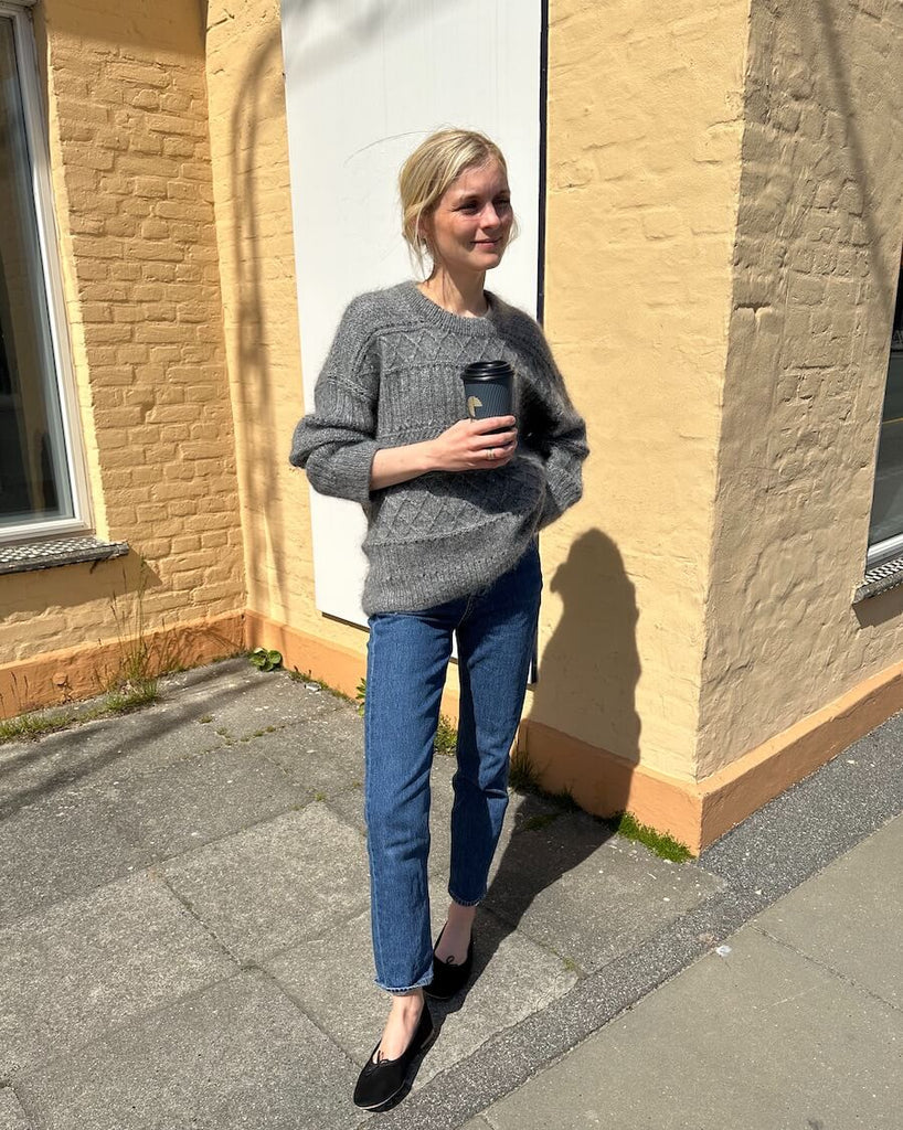Kvinde iført grå Ingrid Sweater