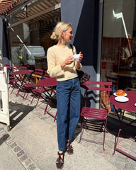 Kvinde med gul Ivy Blouse