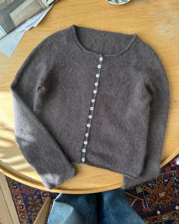 Kvinde iført mørkelilla Ivy Cardigan set fra siden
