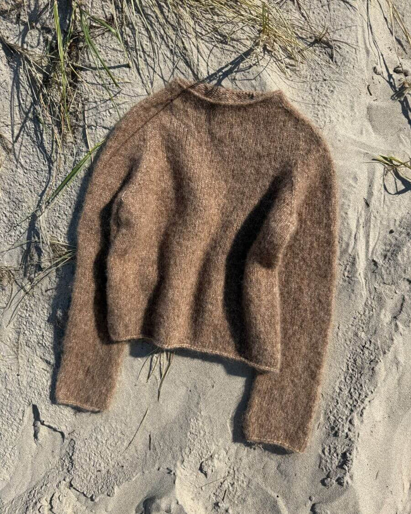 Brun Ivy Sweater liggende i sandet