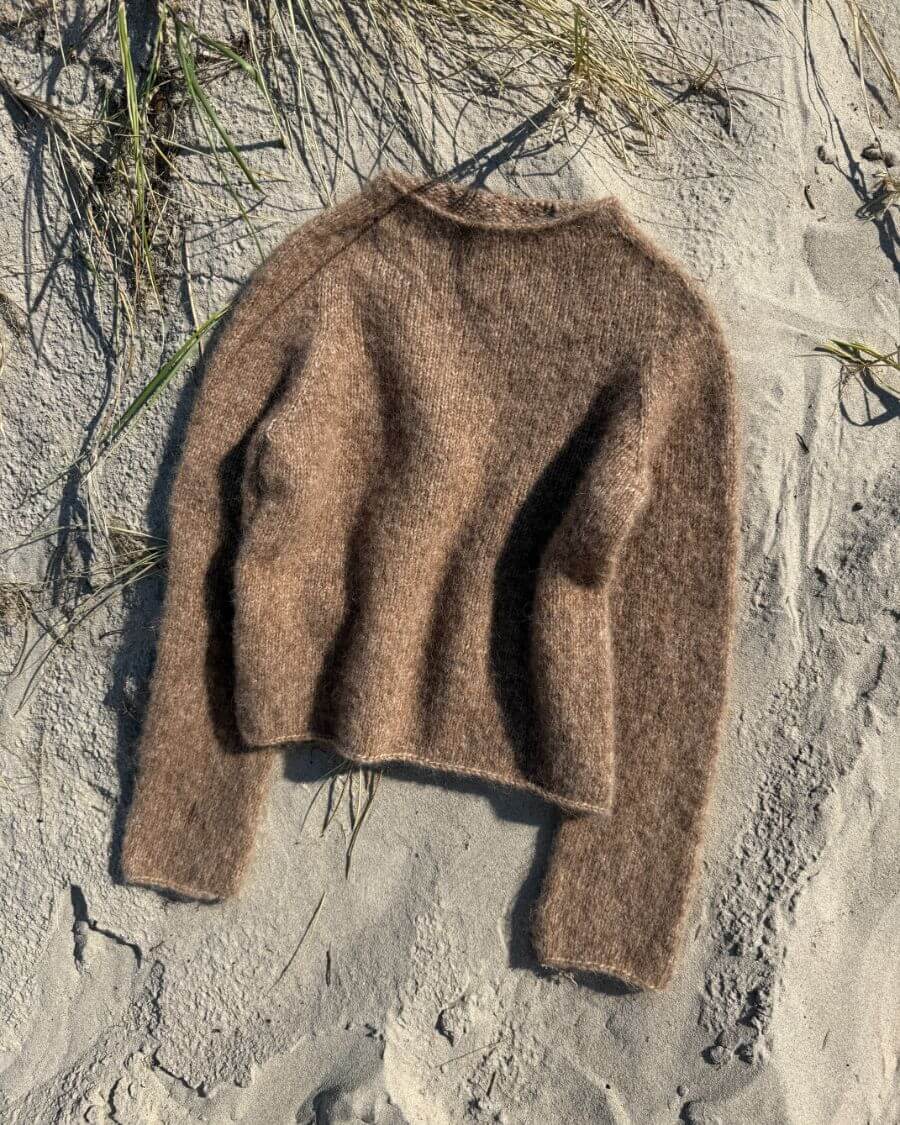Brun Ivy Sweater liggende i sandet