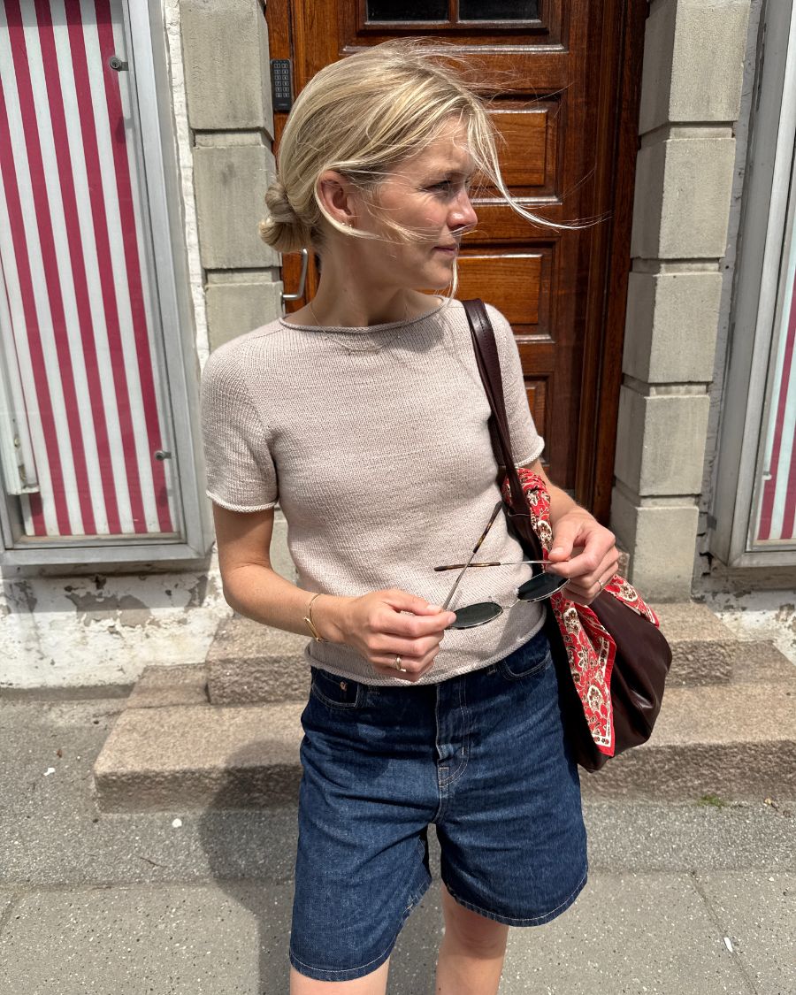 Kvinde med beige Ivy Tee