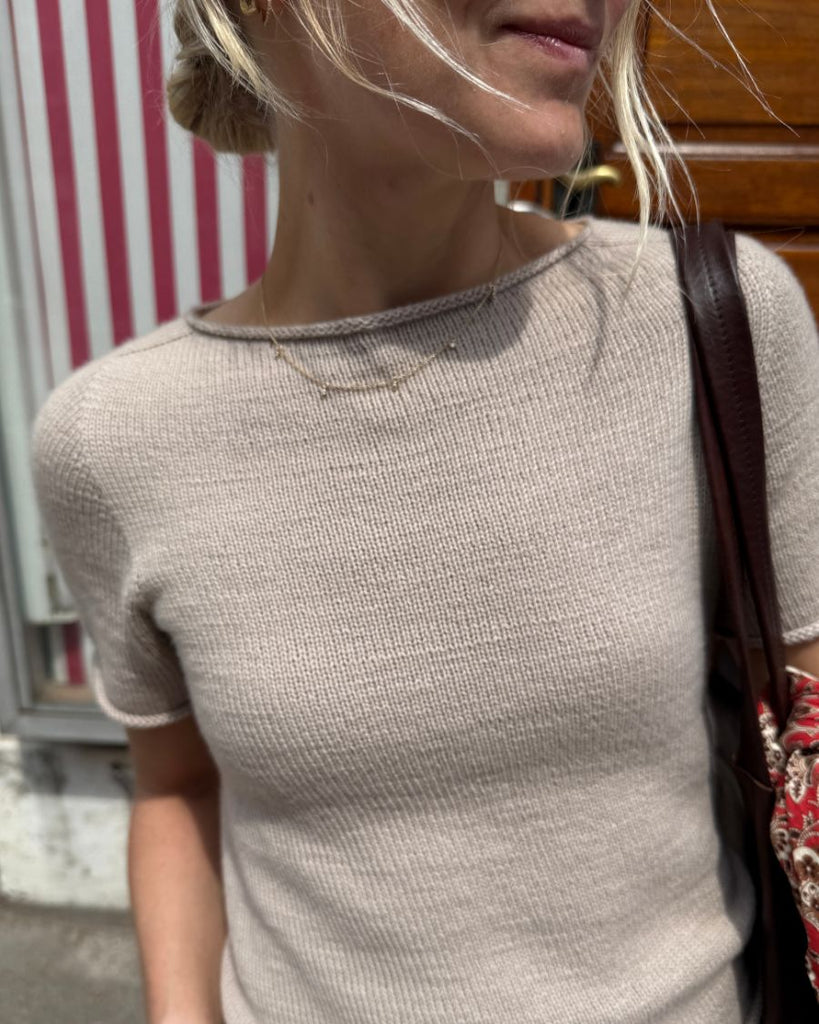 Closeup af beige Ivy Tee