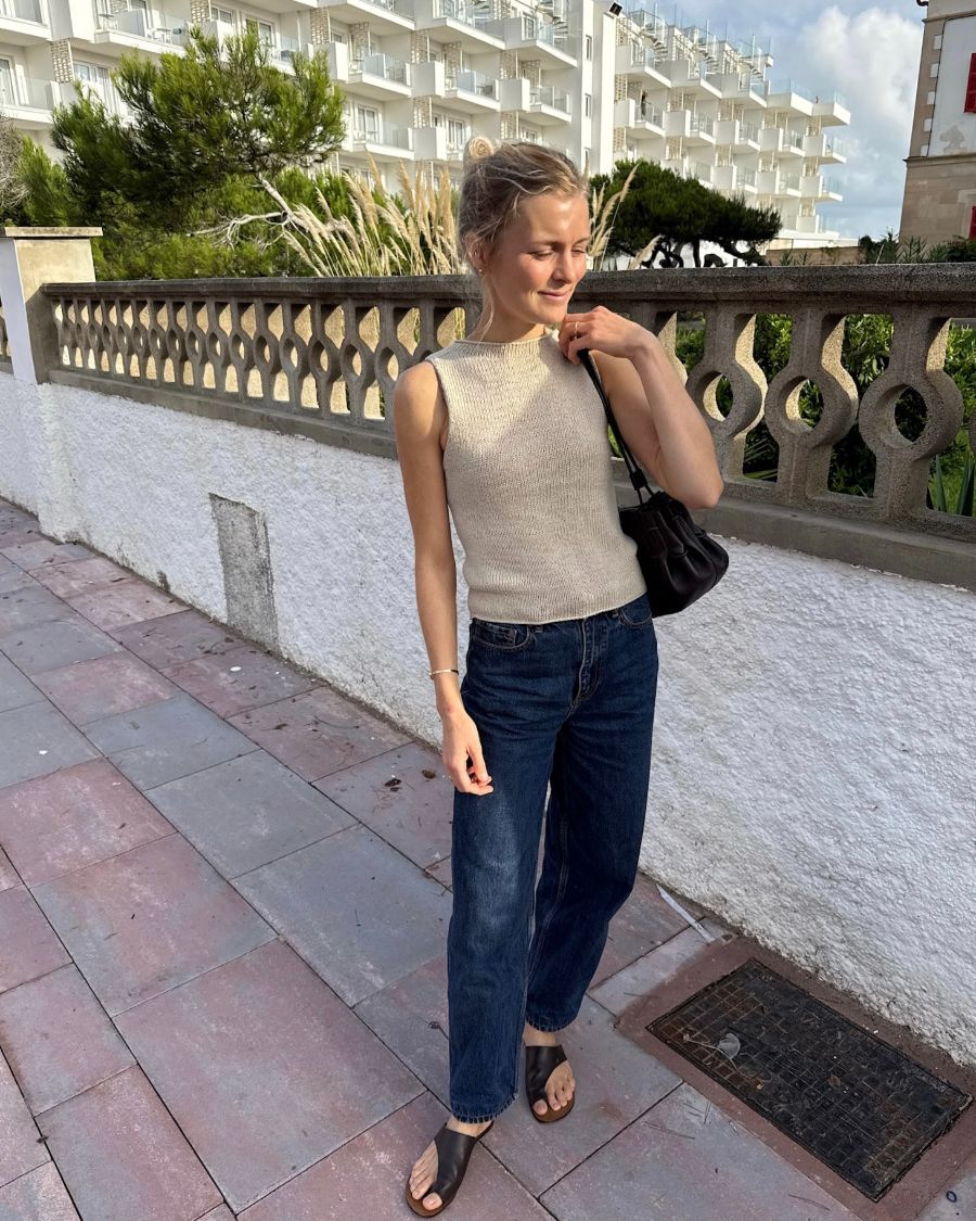 Kvinde iført beige Ivy Top