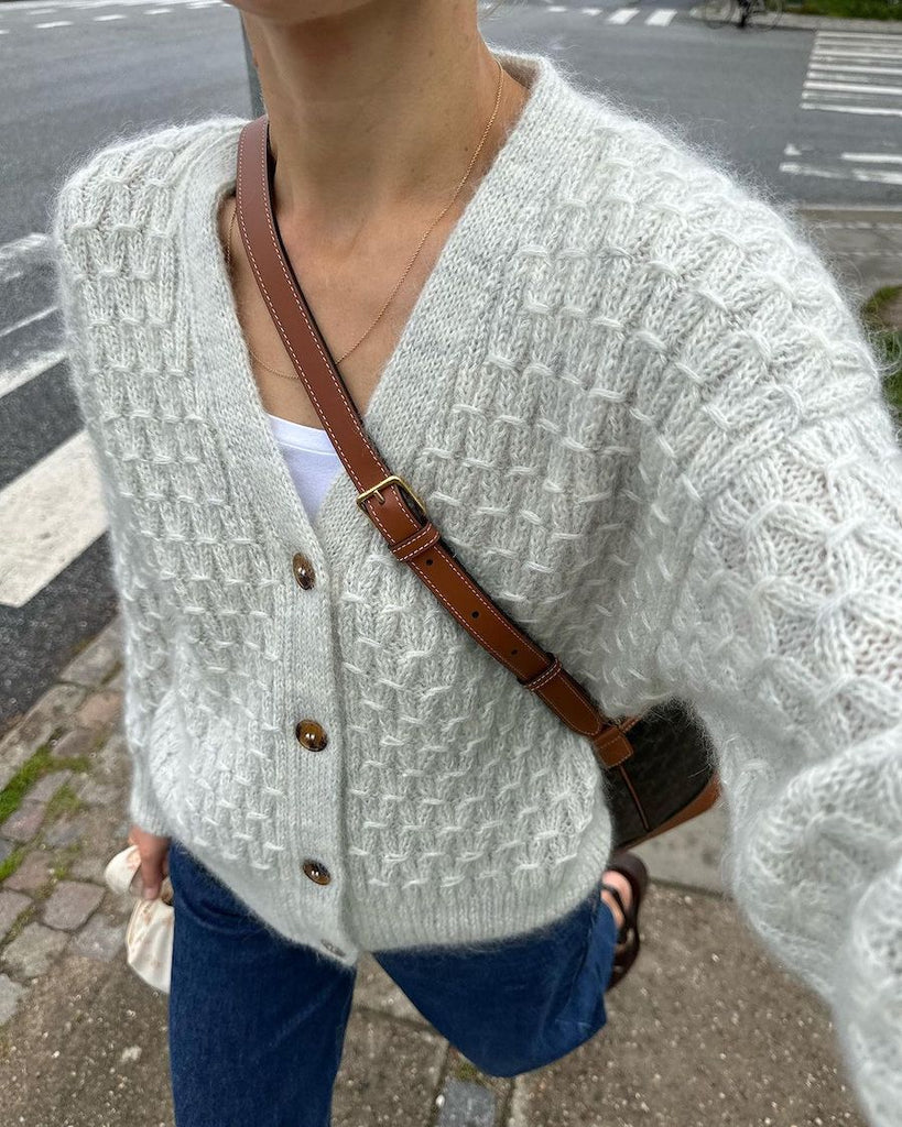 Kvinde iført grå Jenny Jacket V-neck