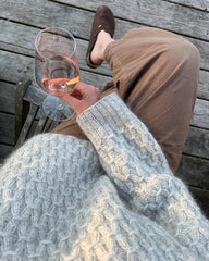 Kvinde iført grå Jenny Sweater