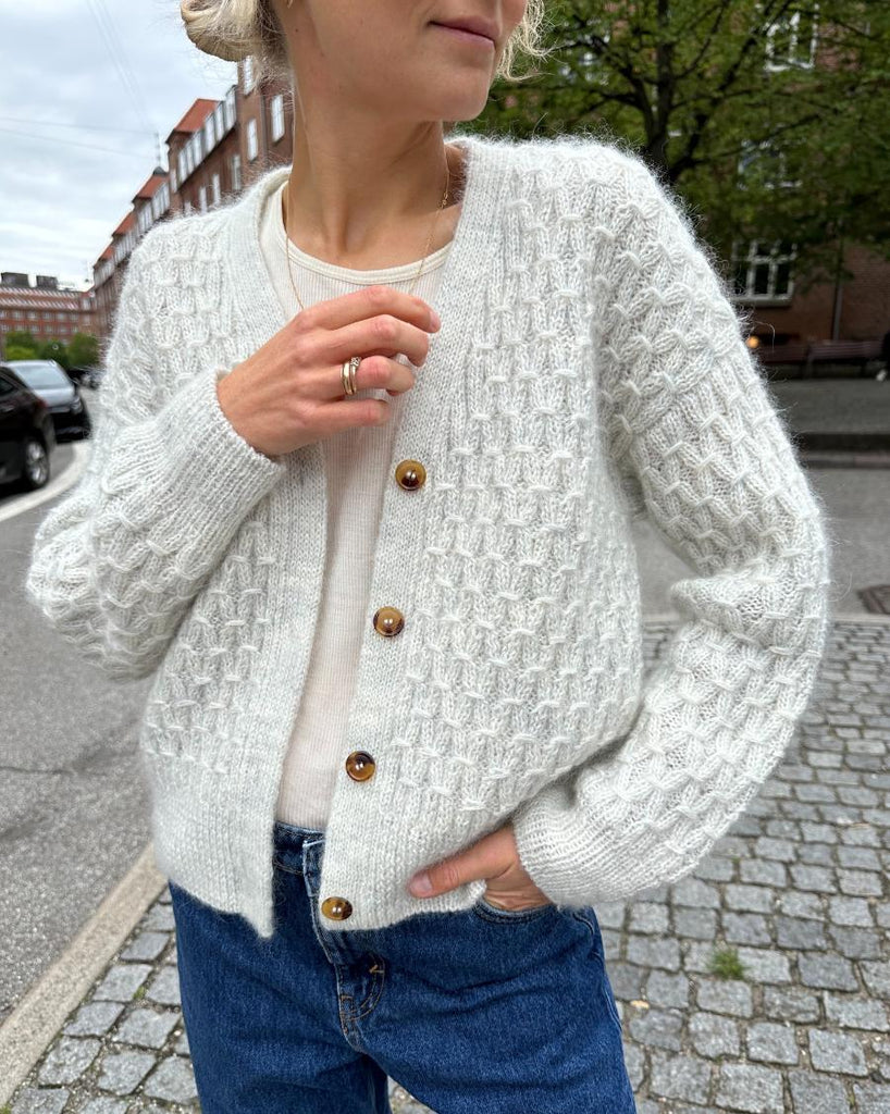 Kvinde iført grå Jenny Jacket V-neck