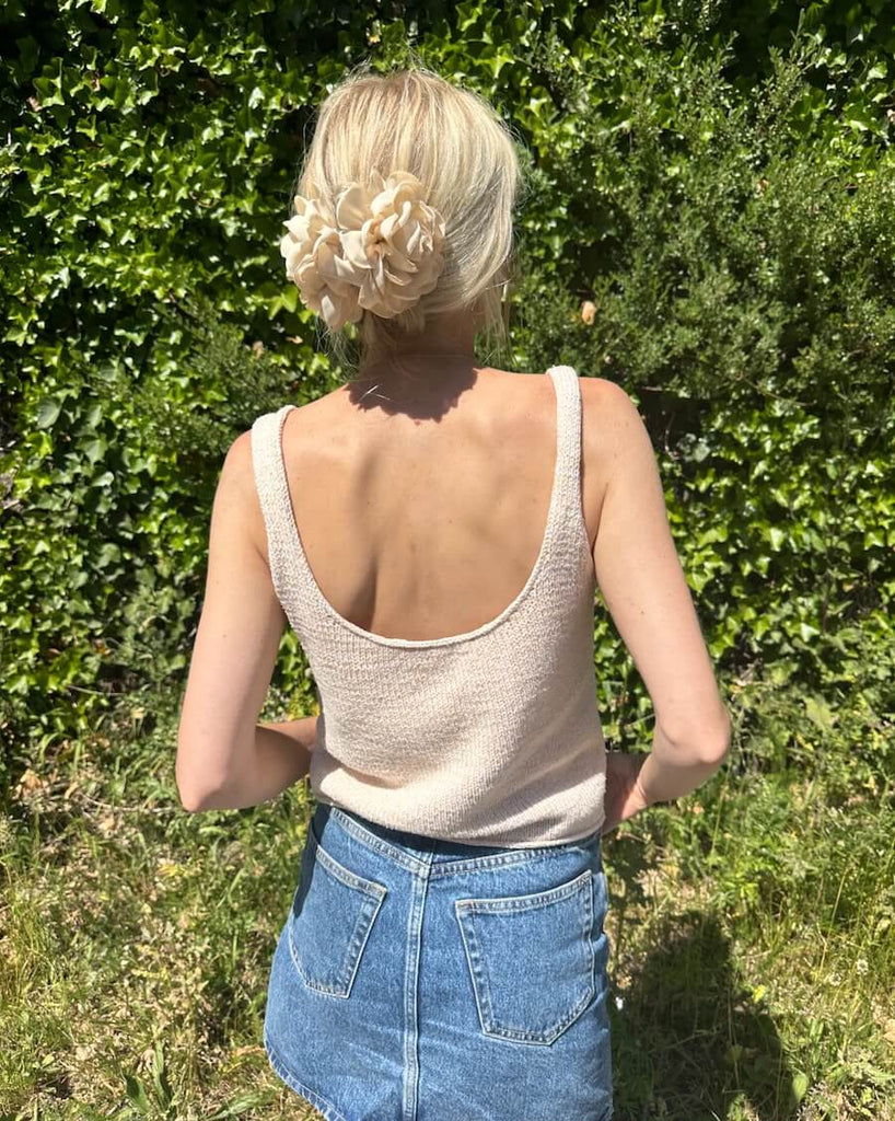 Kvinde iført hvidmelerede June Top 