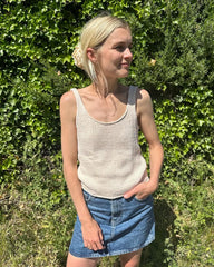 Kvinde iført hvidmelerede June Top 