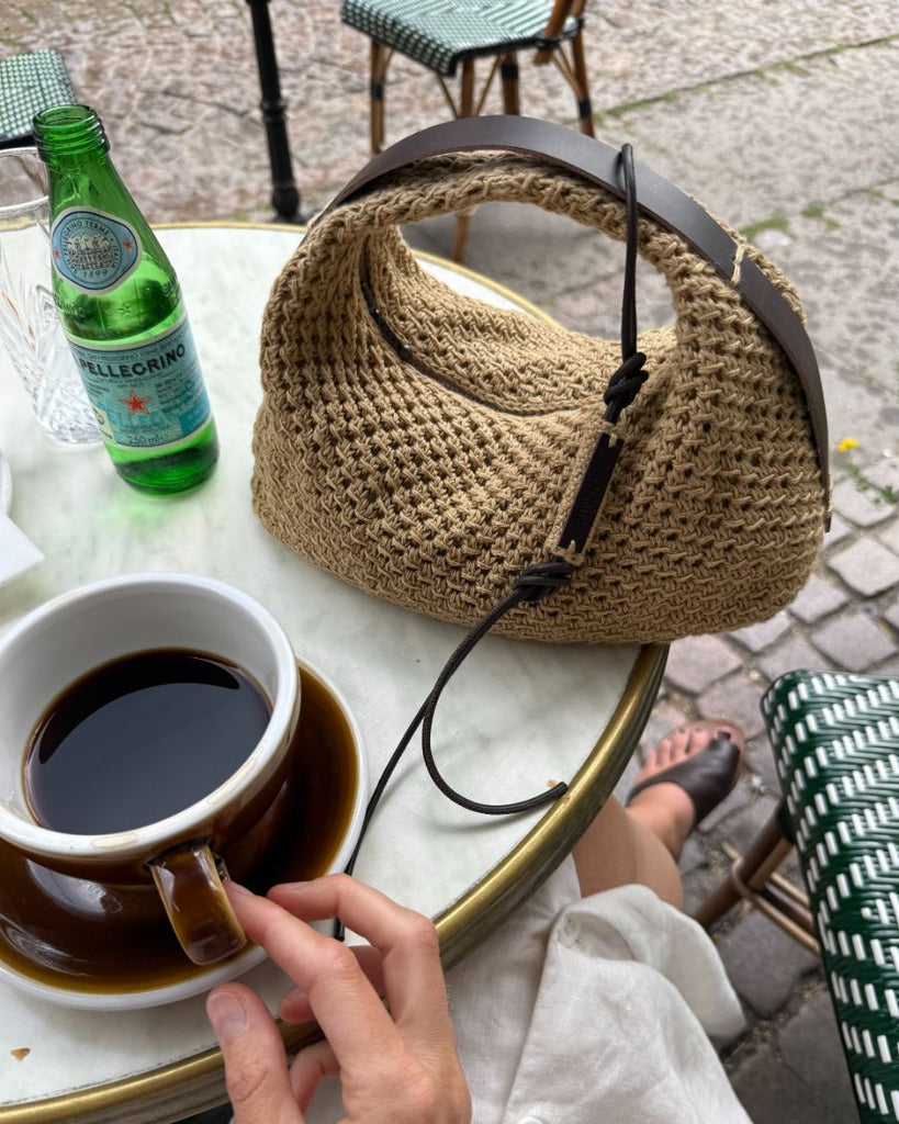 Brun Juno Bag på cafébord