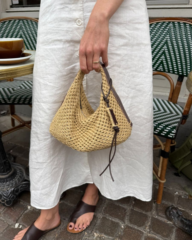 Kvinde holder stor, lysebrun Juno Bag