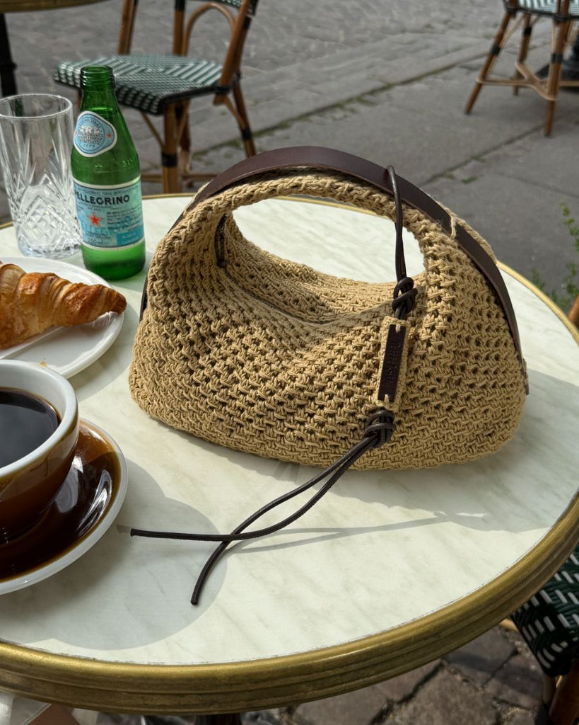 Stor, lysebrun Juno Bag på cafébord