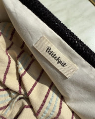Closeup af sort Juno Clutch stående åben