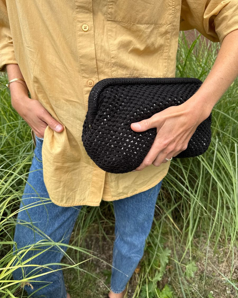 Kvinde med sort Juno Clutch