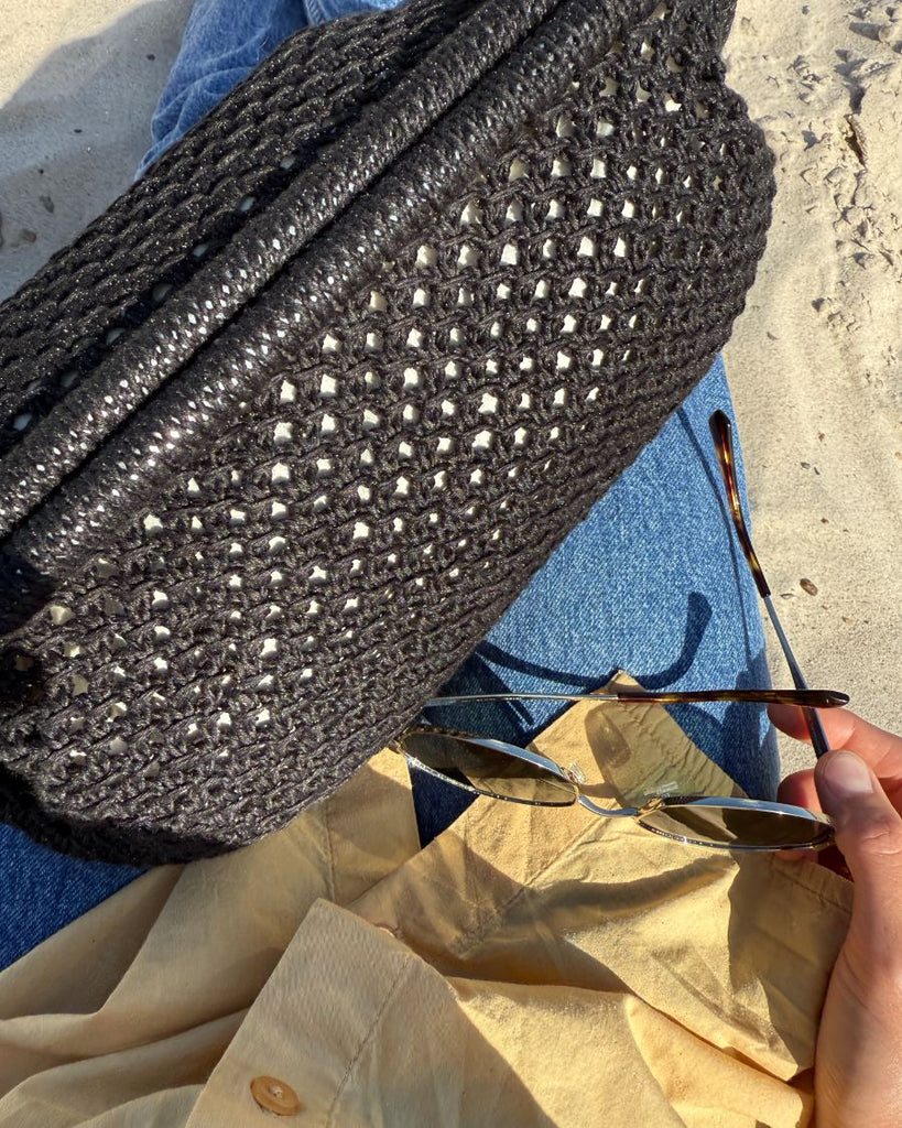 Sort Juno Clutch på stranden