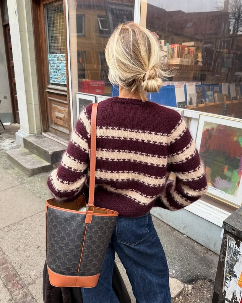 Kvinde iført bordeaux og hvide Key Cardigan