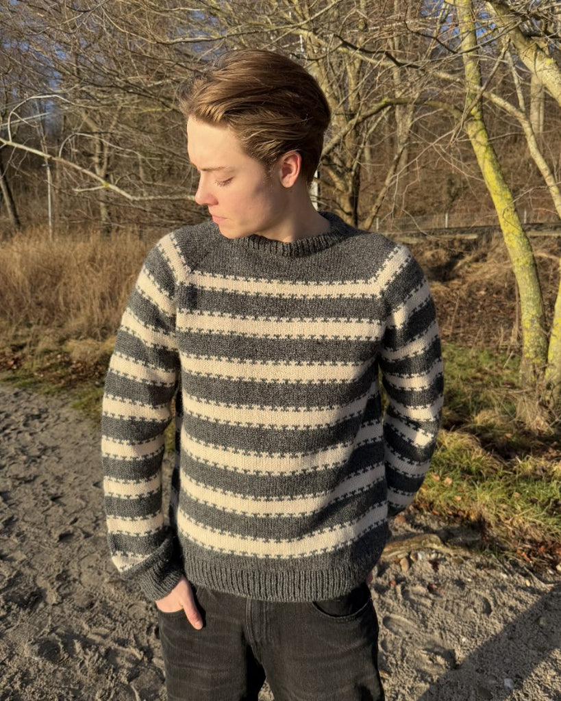 Mand iført hvid og grå Key Sweater Man