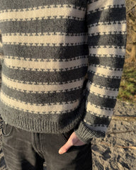 Mand iført hvid og grå Key Sweater Man