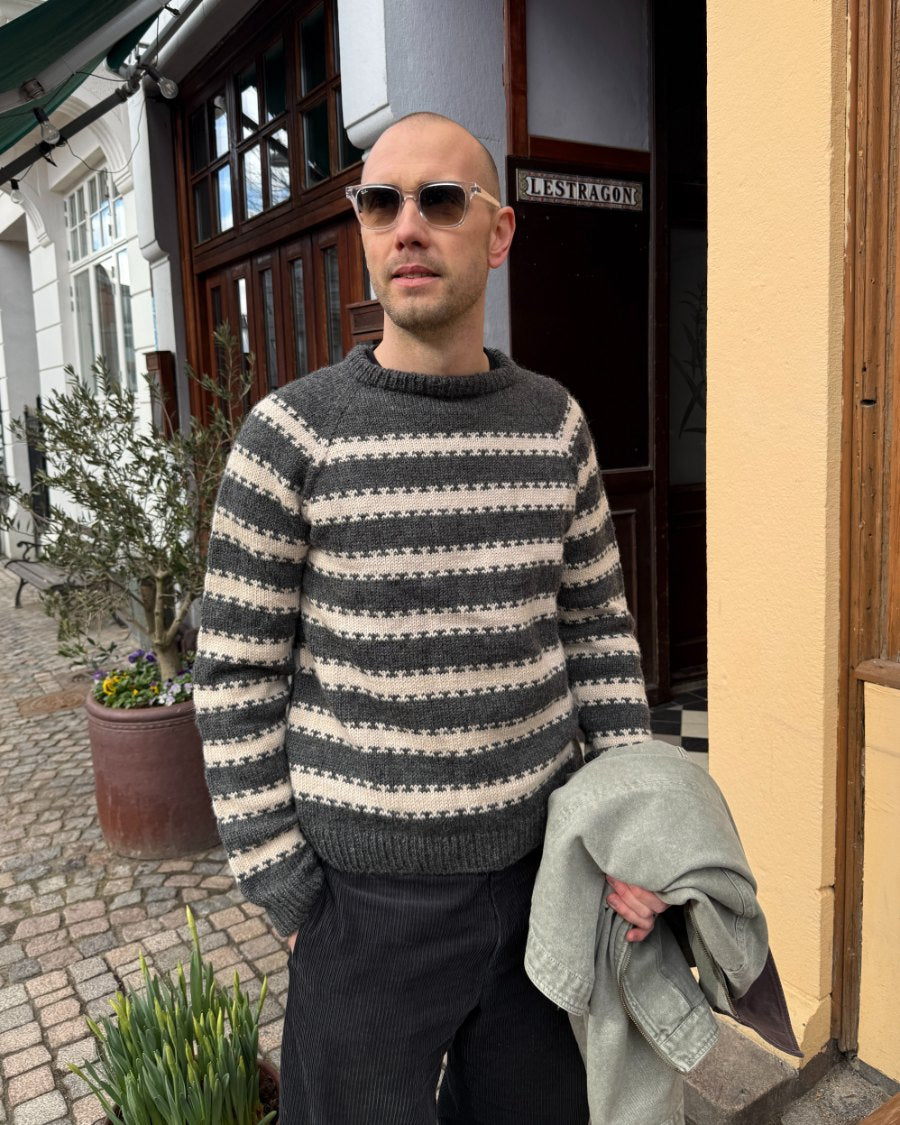 Man iført grå og hvid Key Sweater Man