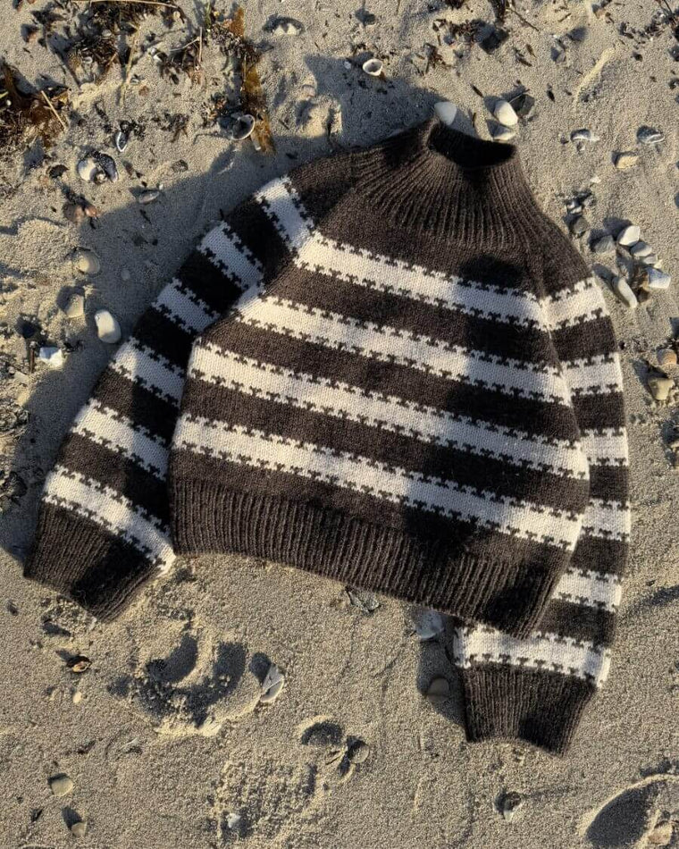 Kvinde iført hvid og grå Key Sweater 