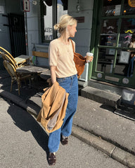 Kvinde iført ferskenfarvet Kumulus Tee O-neck