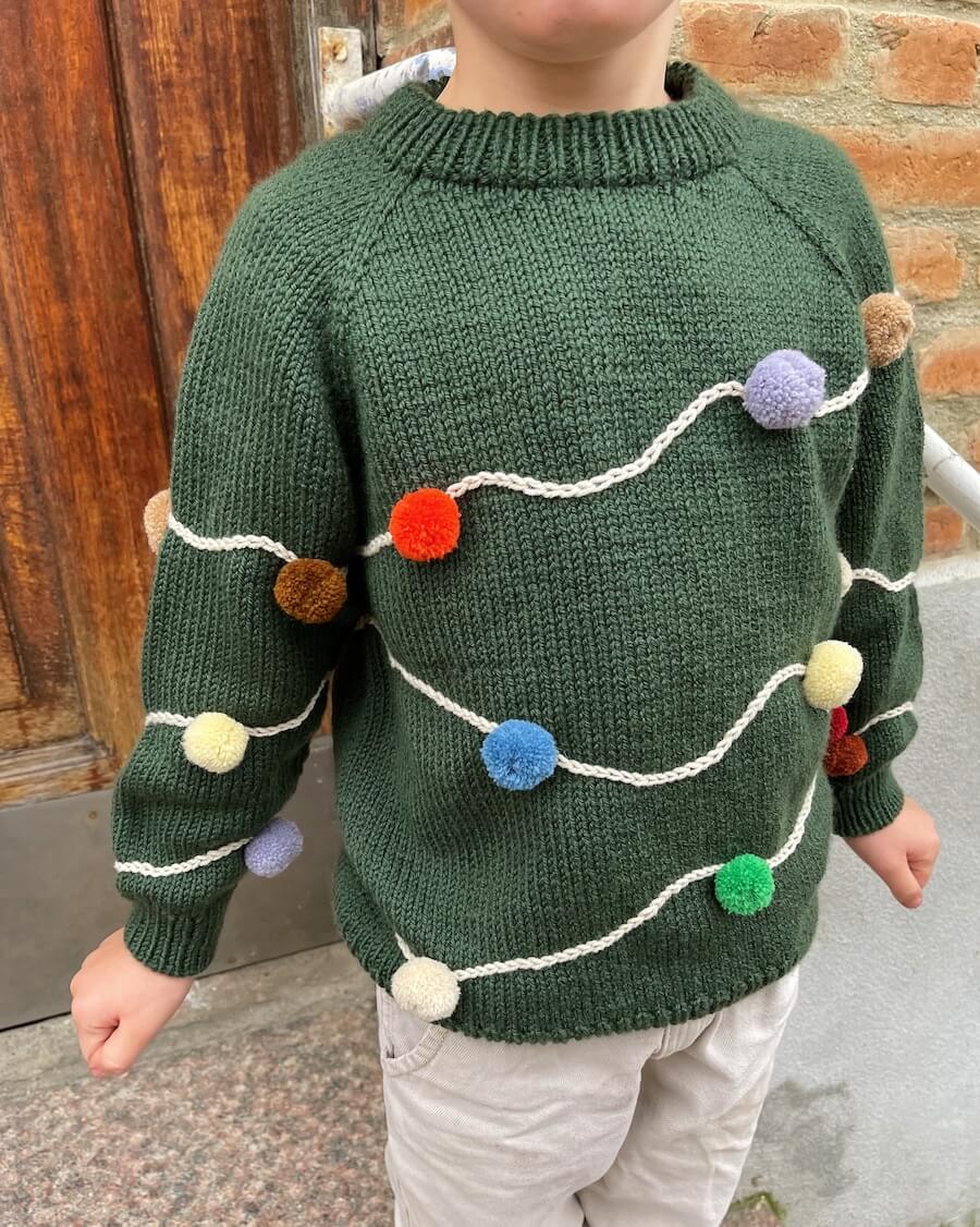 Barn iført grøn Let's Christmas Sweater