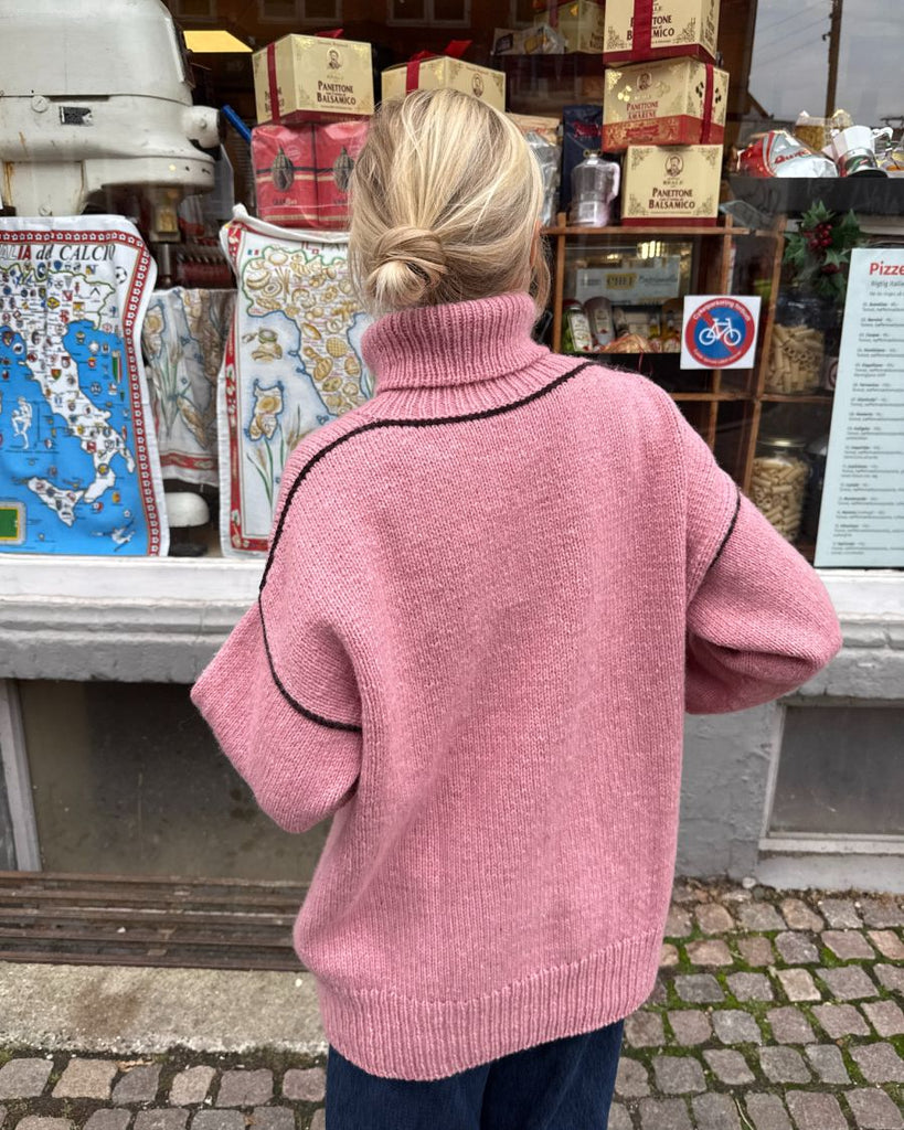 Kvinde iført lyserød Lina Sweater set bagfra