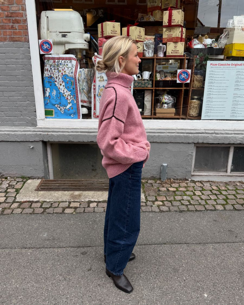 Kvinde iført lyserød Lina Sweater
